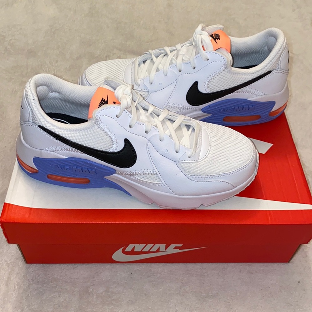 NIKE size 7. air max excee
